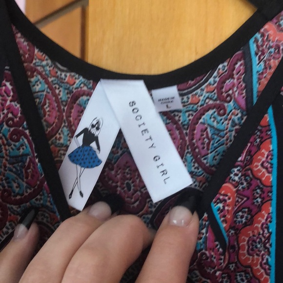 A colorful fun and flirty top - Picture 6 of 6